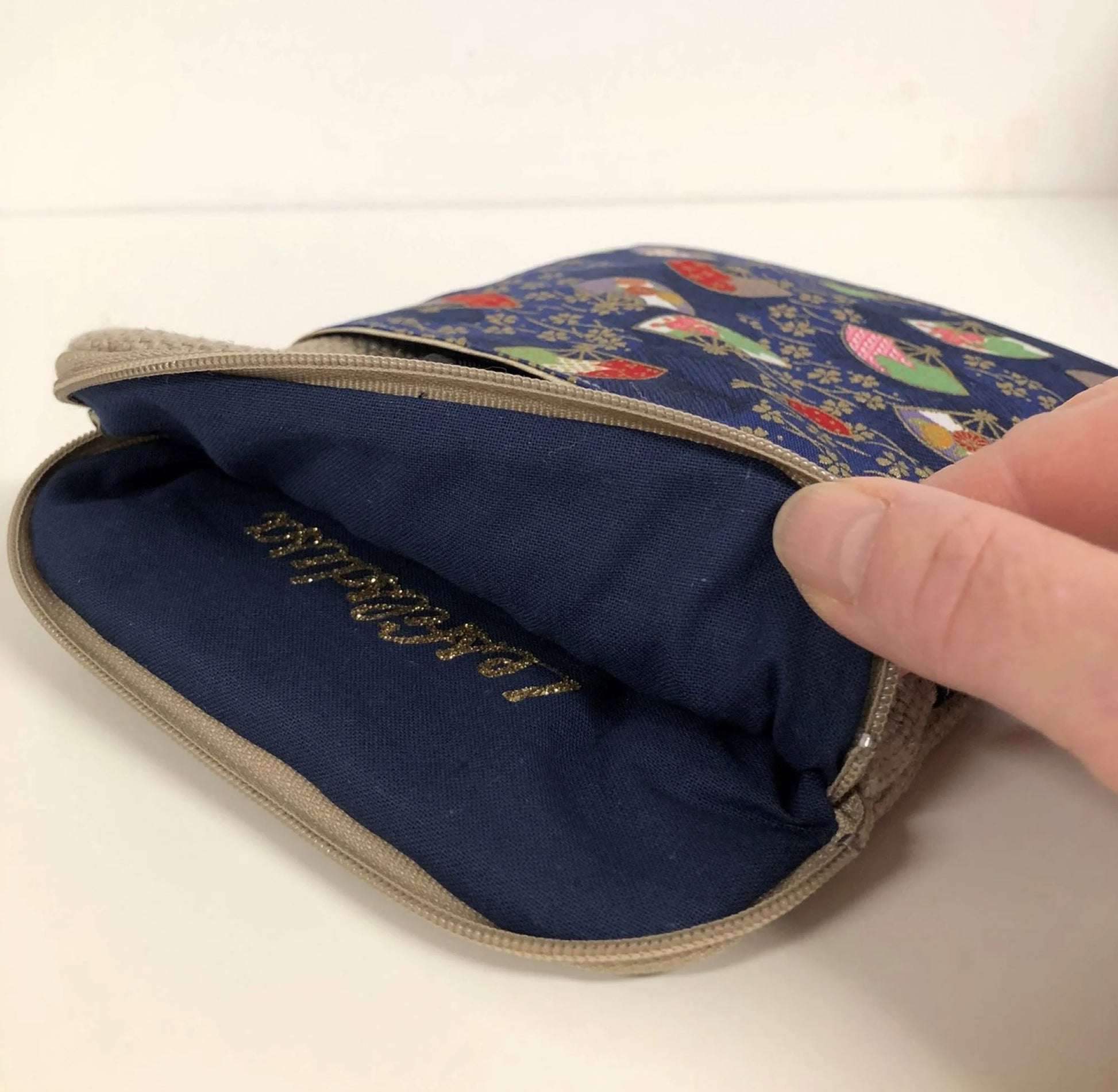 L'intérieur de La pochette liseuse en lin et tissu japonais bleu éventails