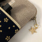 La pochette pour liseuse numérique en lin et tissu japonais bleu nuit à fleurs dorées
