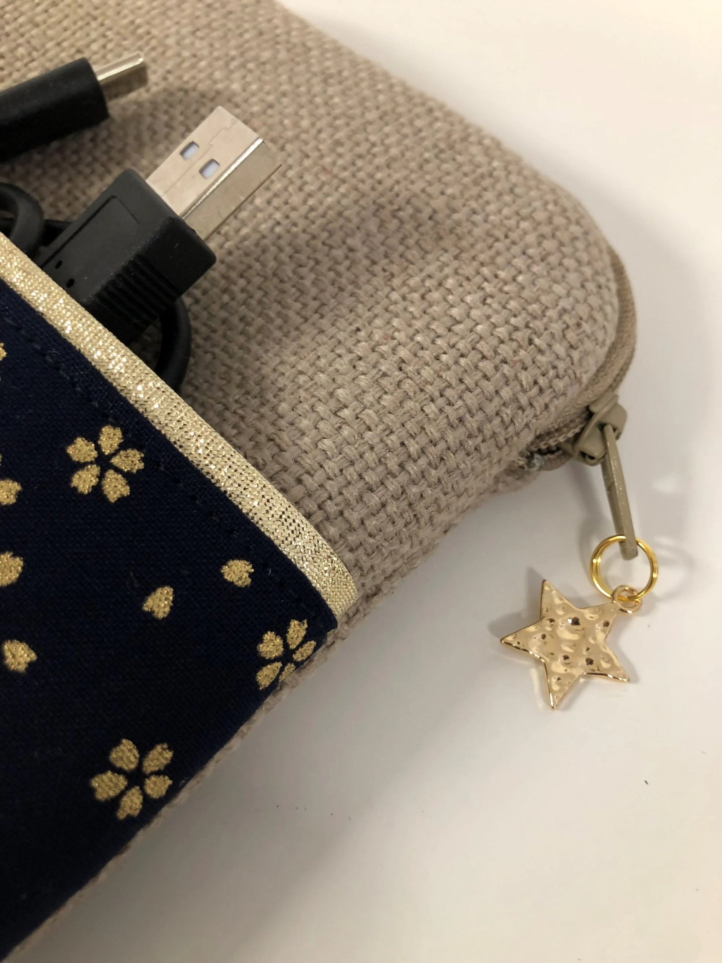 La pochette pour liseuse numérique en lin et tissu japonais bleu nuit à fleurs dorées