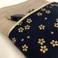 Vue détaillée de La pochette pour liseuse numérique en lin et tissu japonais bleu nuit à fleurs dorées