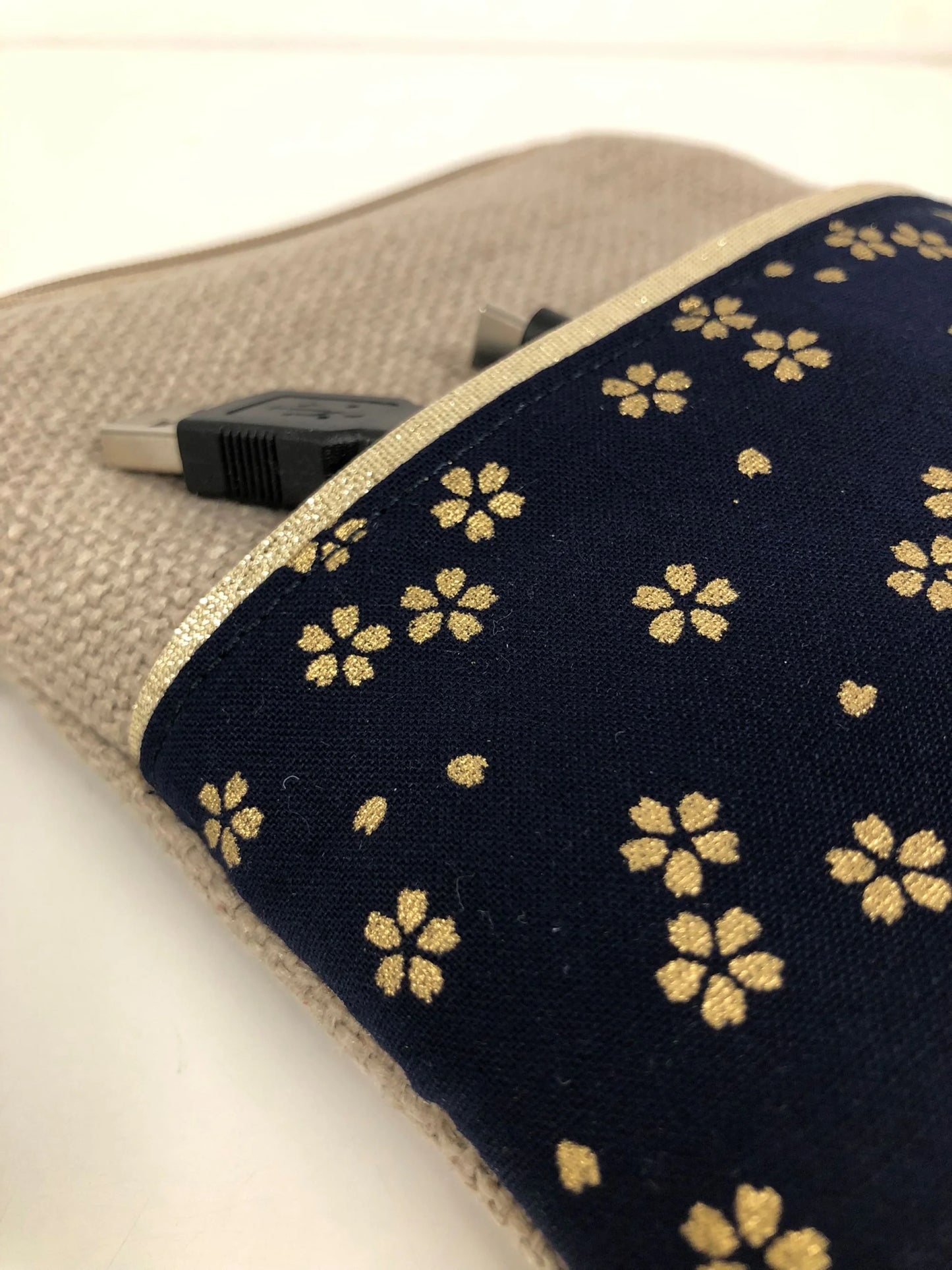 Vue détaillée de La pochette pour liseuse numérique en lin et tissu japonais bleu nuit à fleurs dorées