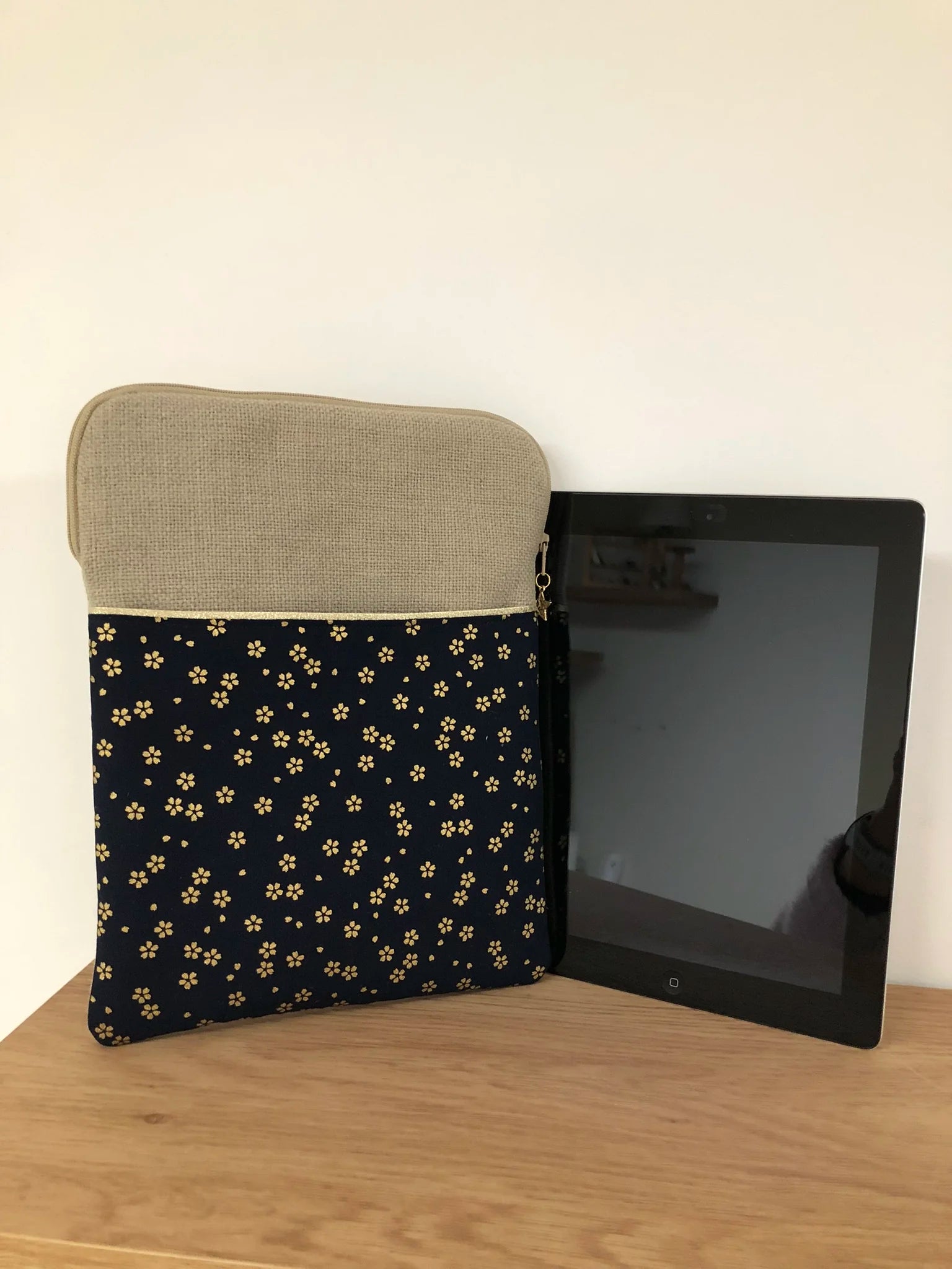 La pochette 9 pouces pour liseuse numérique en lin et tissu japonais bleu nuit à fleurs dorées