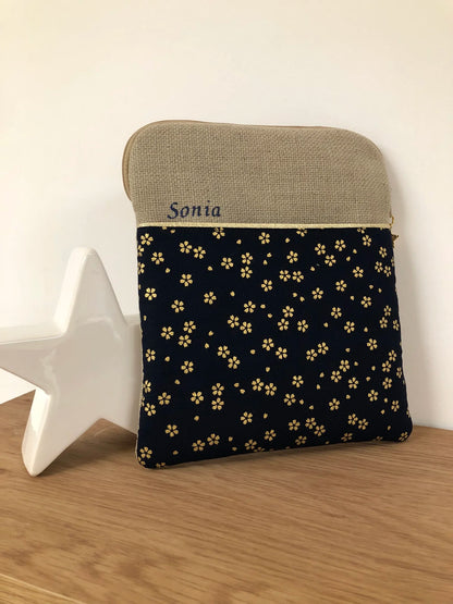 Exemple de personnalisation de la pochette pour liseuse numérique en lin et tissu japonais bleu nuit à fleurs dorées