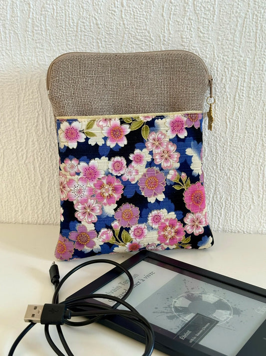 Vue d'ensemble de la pochette liseuse en lin et tissu japonais clématites.