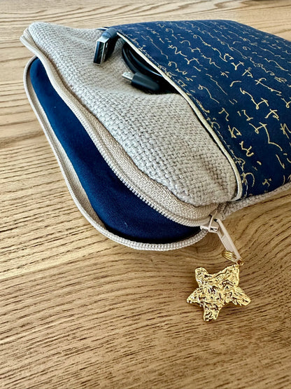 La pochette liseuse en lin et tissu japonais bleu à écriture dorée, ouverte.