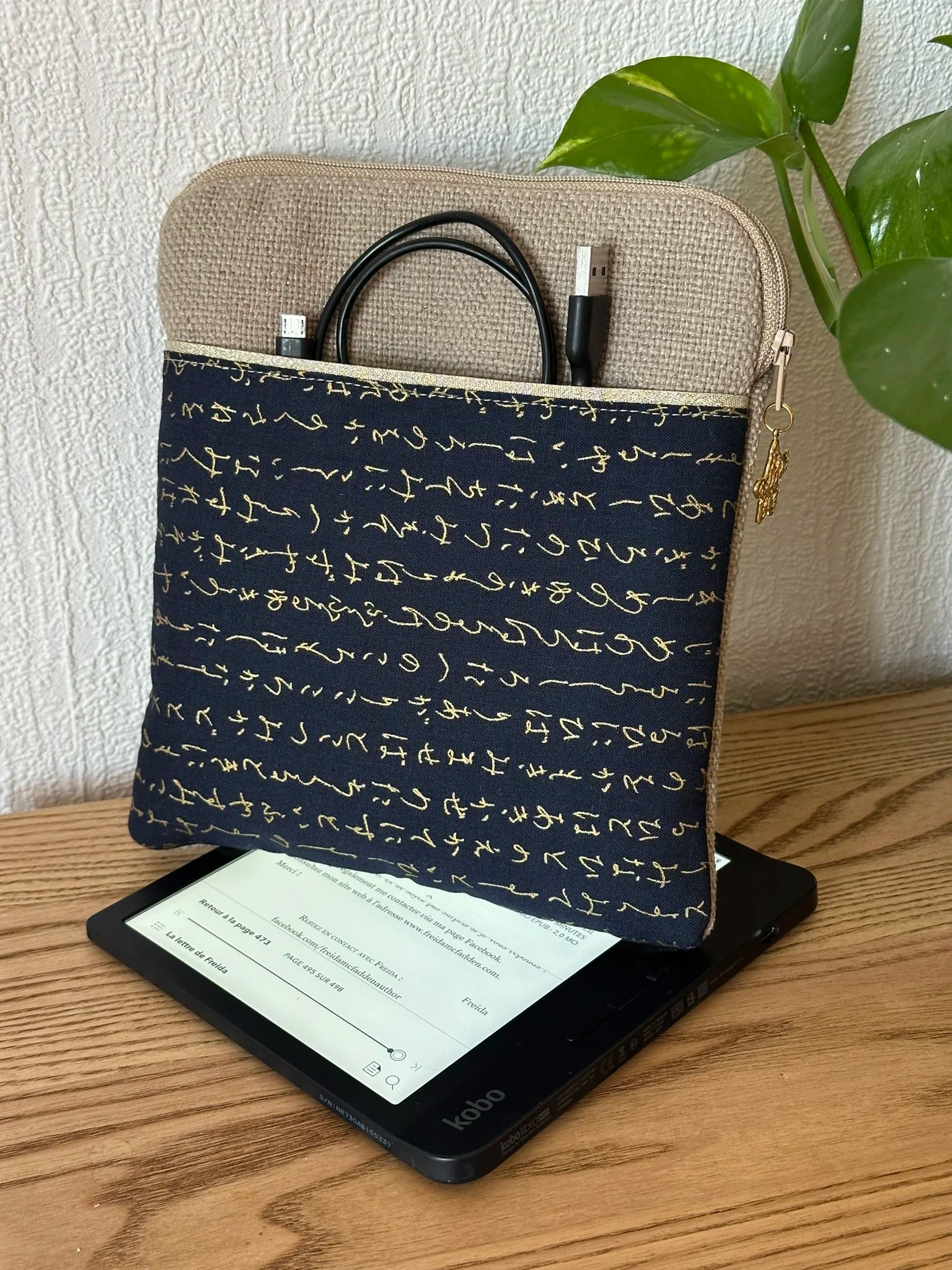 La pochette liseuse en lin et tissu japonais bleu à écriture dorée, et la Kobo Libra 2.