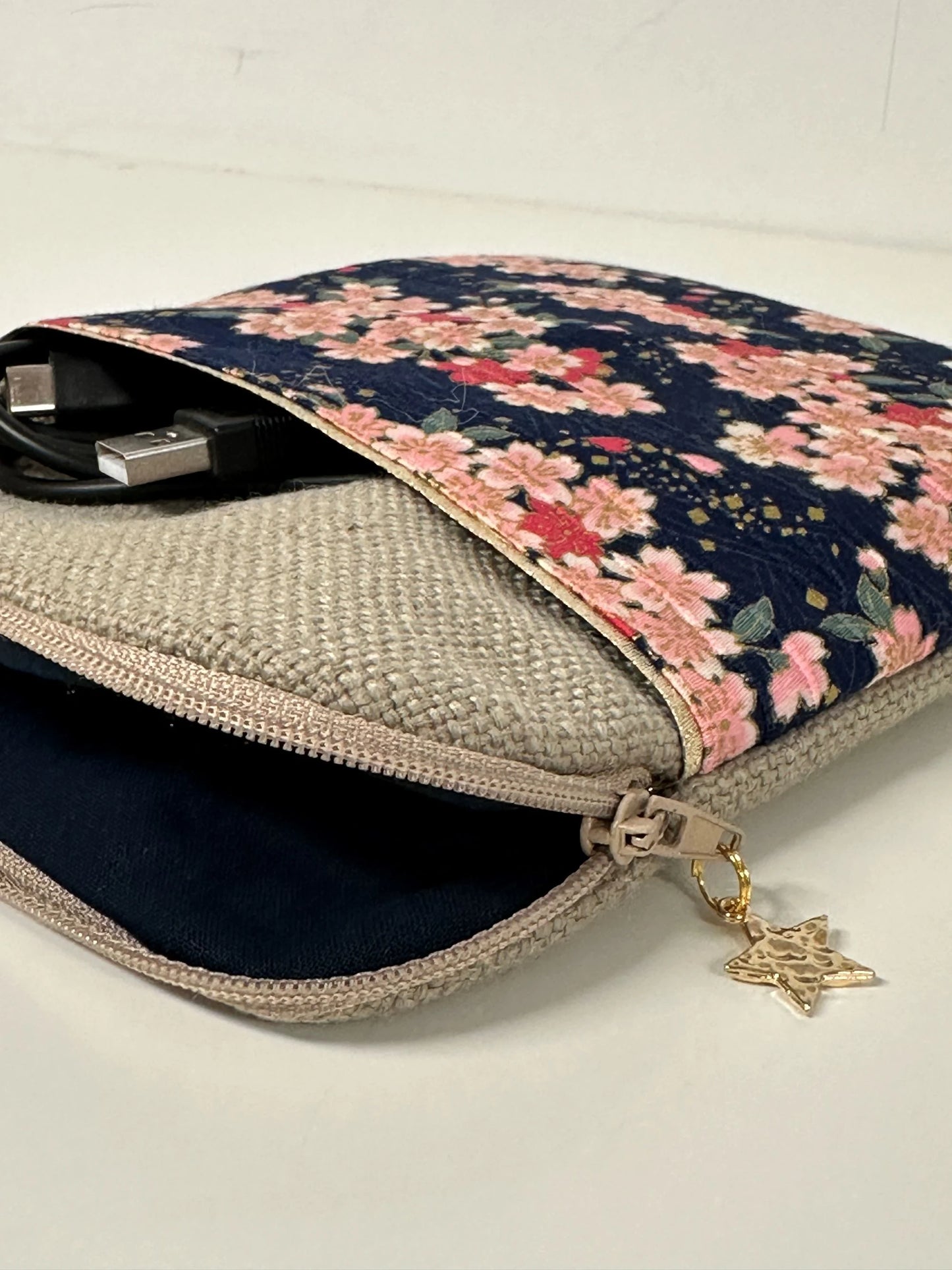 L'ouverture élargie de la pochette liseuse en lin et tissu japonais Sakura fleuri.
