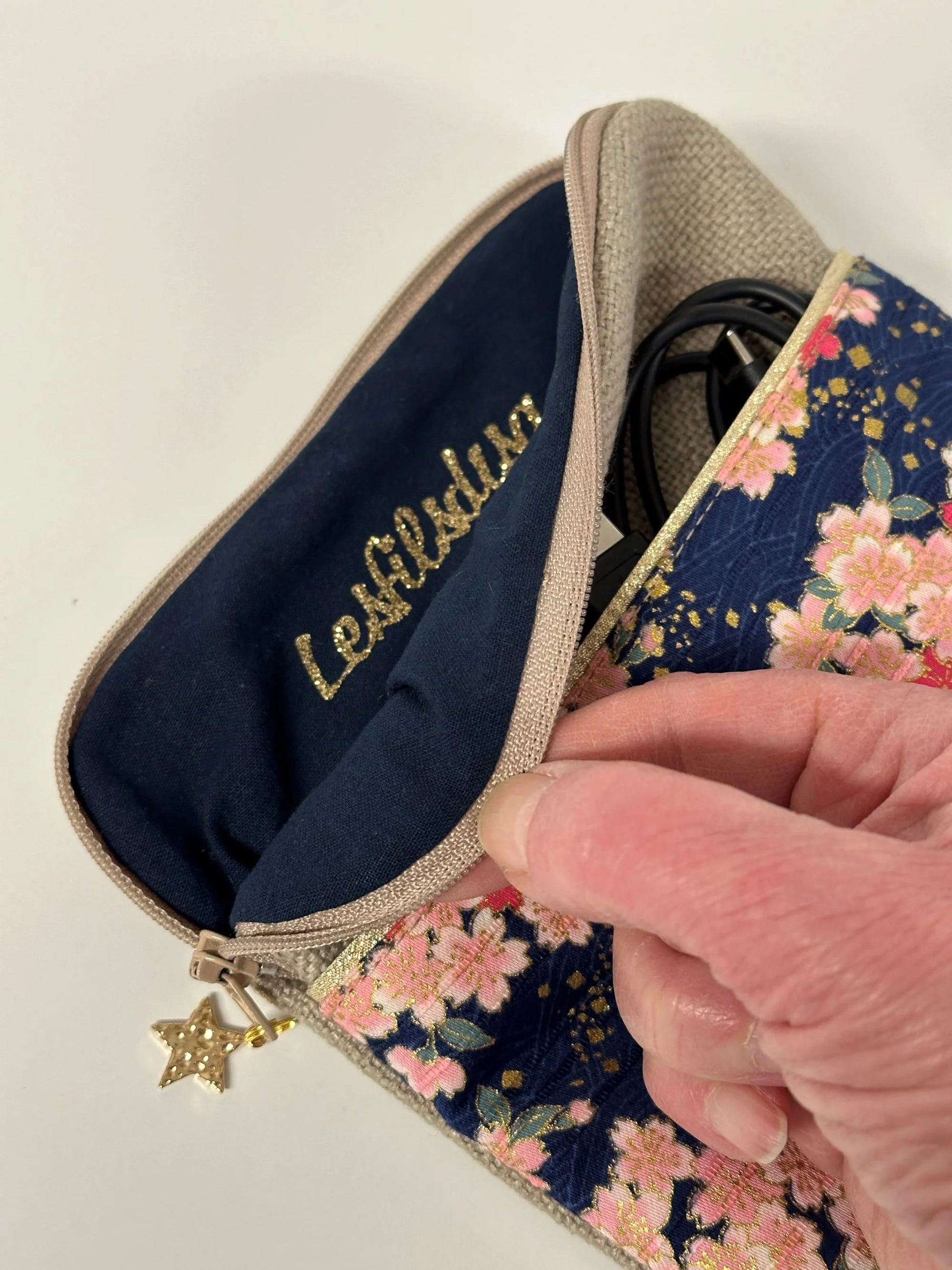 L'intérieur de la pochette liseuse en lin et tissu japonais Sakura fleuri.