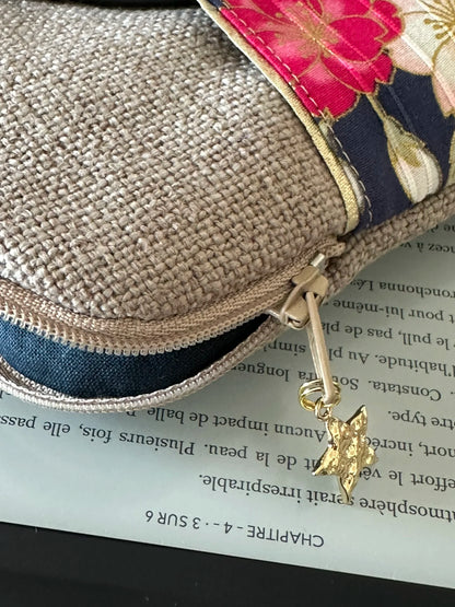Vue détaillée de l'ouverture zippée de la pochette liseuse en lin et tissu japonais pivoines.