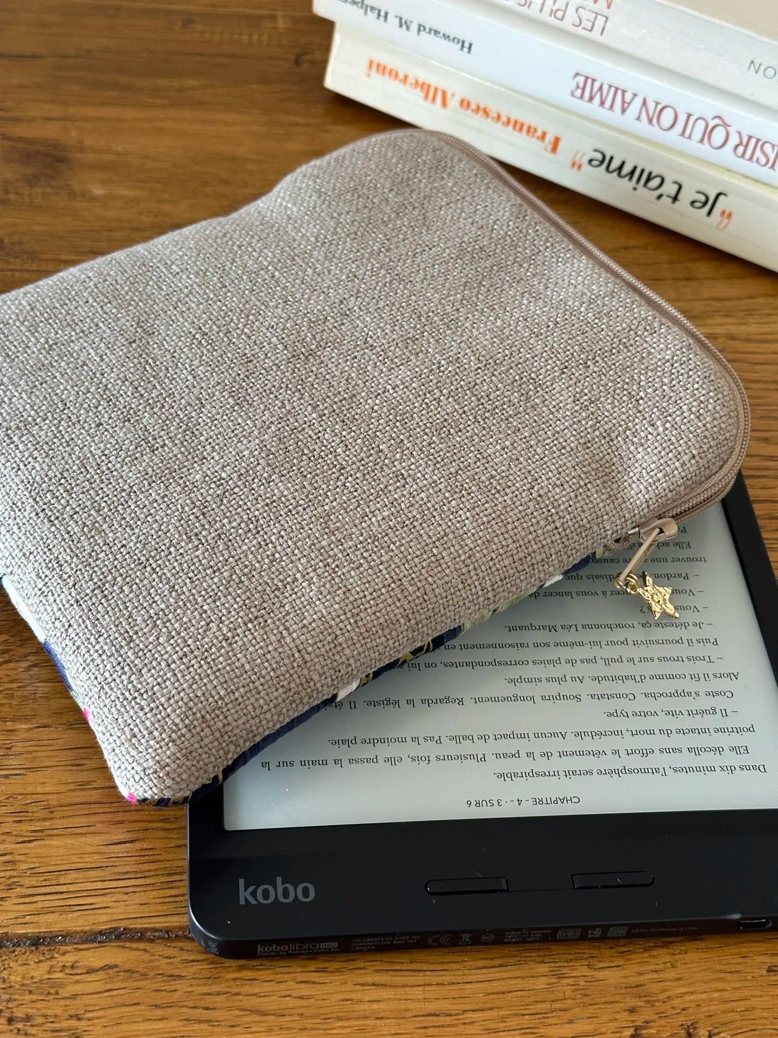 Le dos de la pochette liseuse en lin et tissu japonais pivoines.