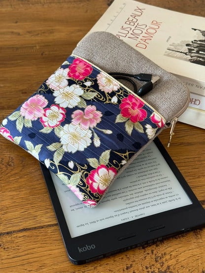 La pochette liseuse en lin et tissu japonais pivoines, vue d'ensemble.