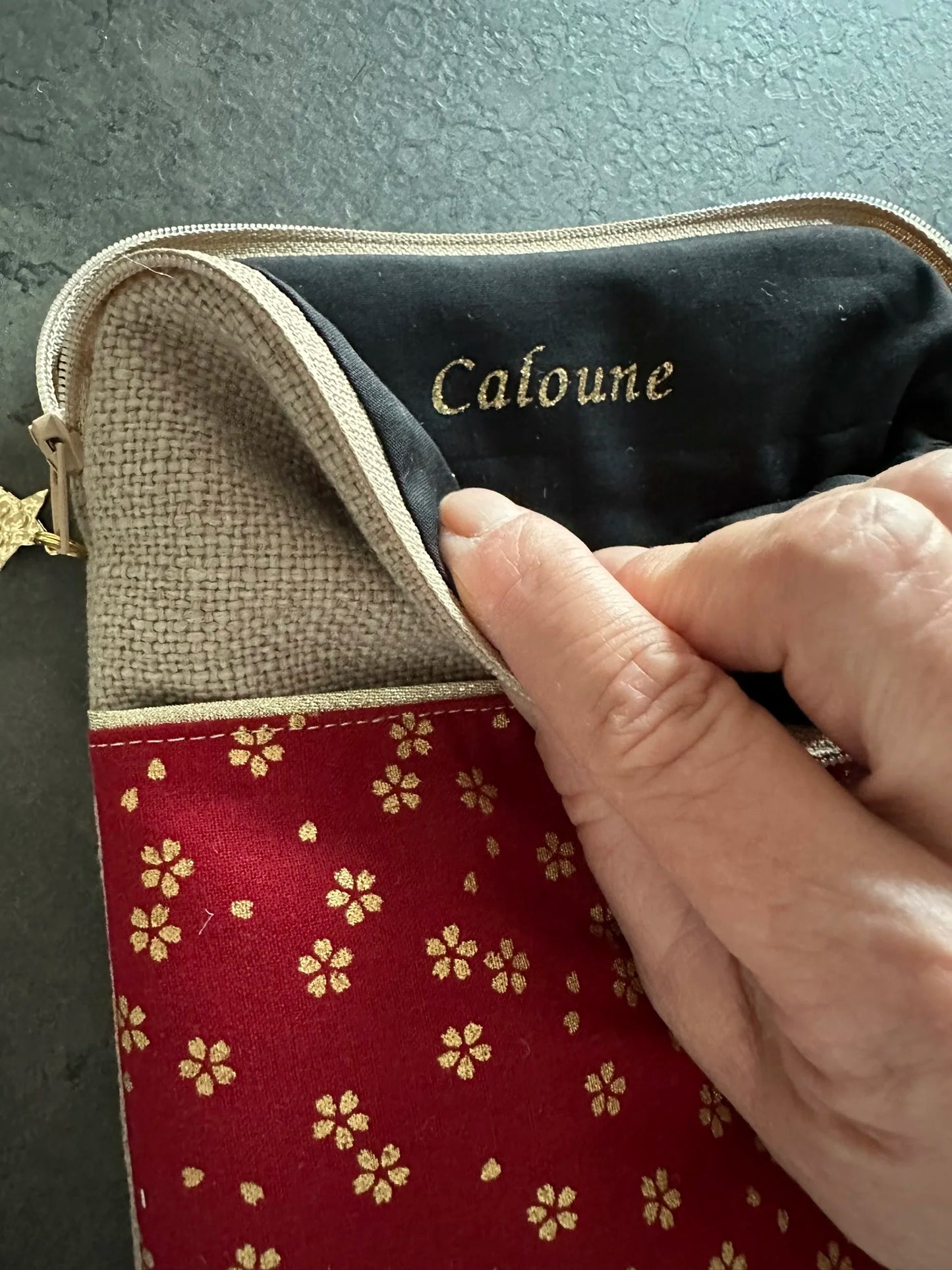 Exemple de personnalisation intérieure de la pochette liseuse en lin et tissu japonais rouge à fleurs dorées.