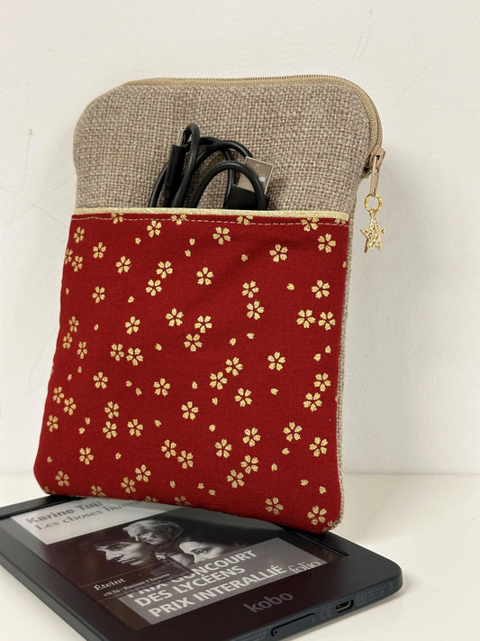 La pochette liseuse en lin et tissu japonais rouge à fleurs dorées, vue d'ensemble.