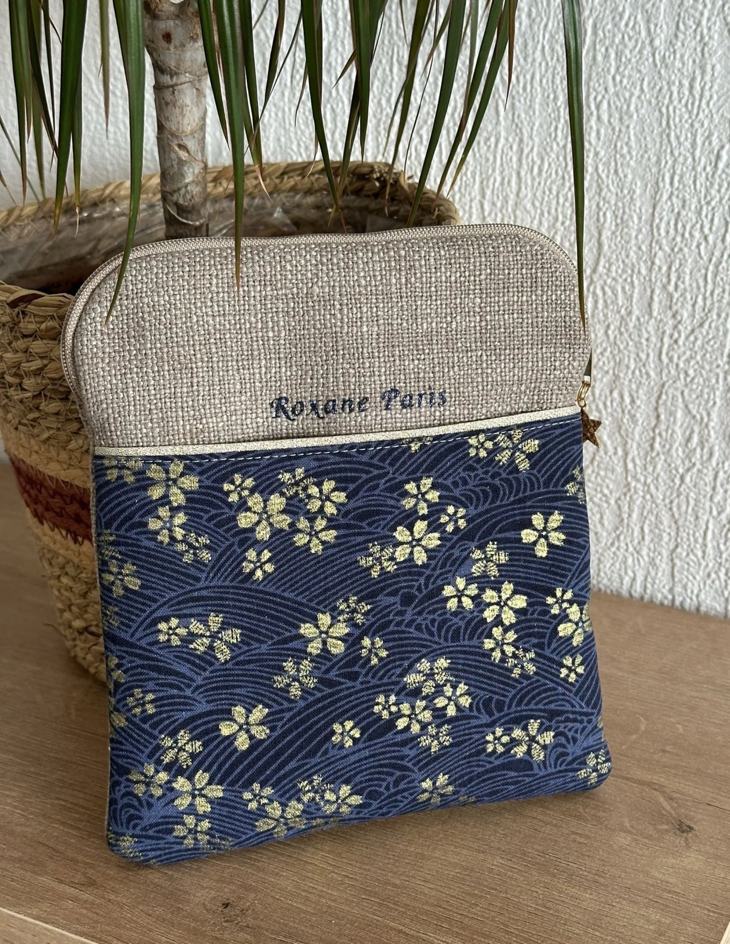 Exemple de personnalisation extérieure de la pochette liseuse en lin et tissu japonais Sakura bleu.