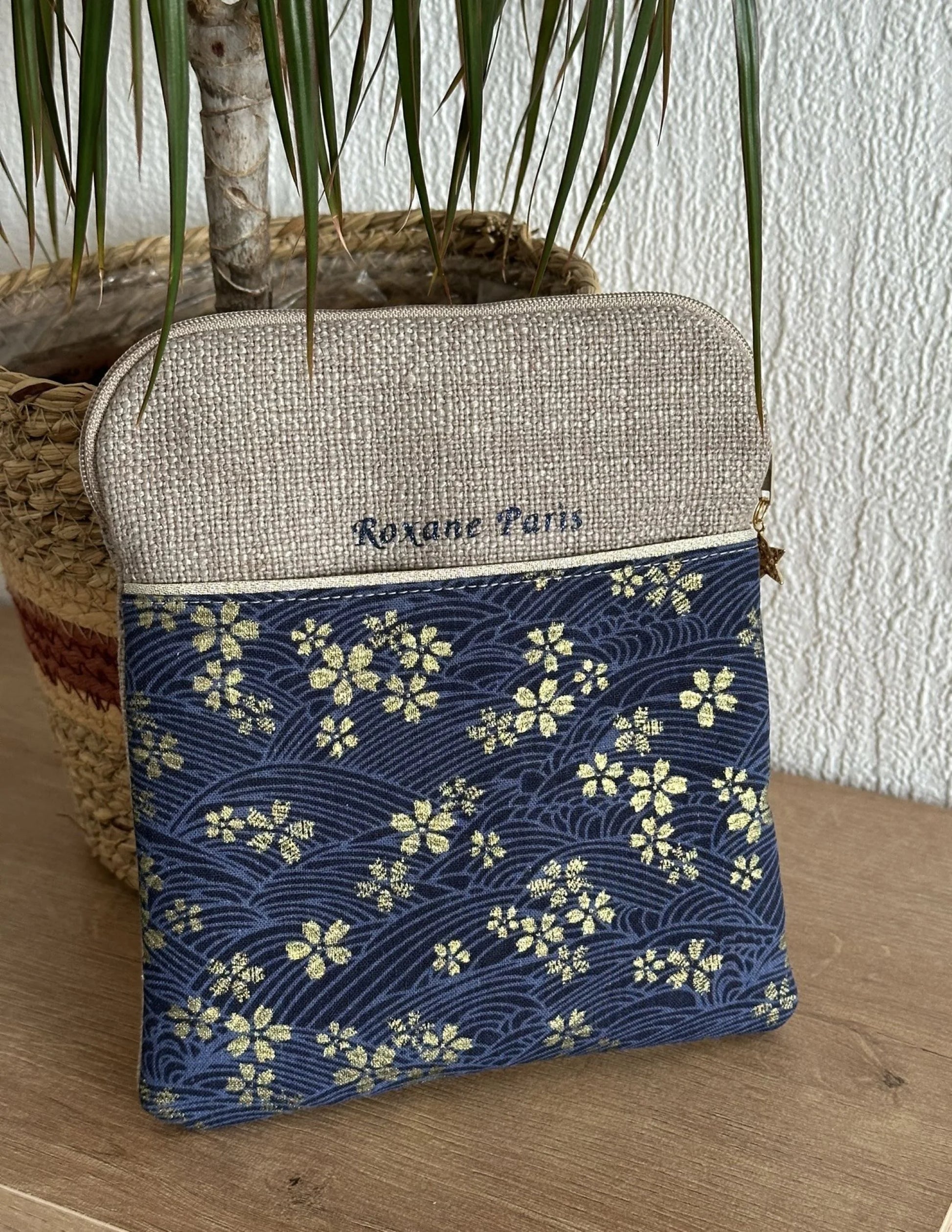 Exemple de personnalisation extérieure de la pochette liseuse en lin et tissu japonais Sakura bleu.