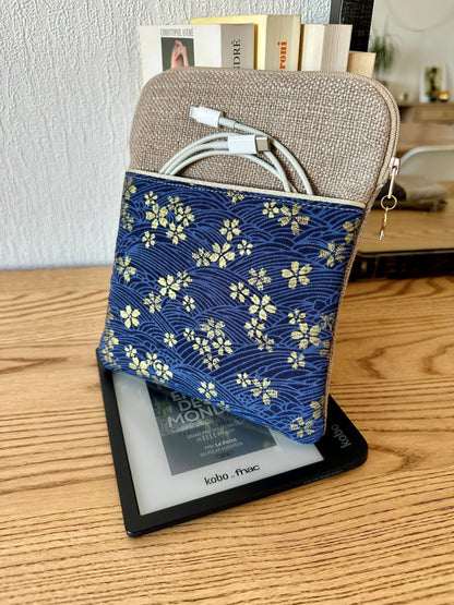 La pochette liseuse en lin et tissu japonais Sakura bleu, 7 pouces avec Kobo Libra.