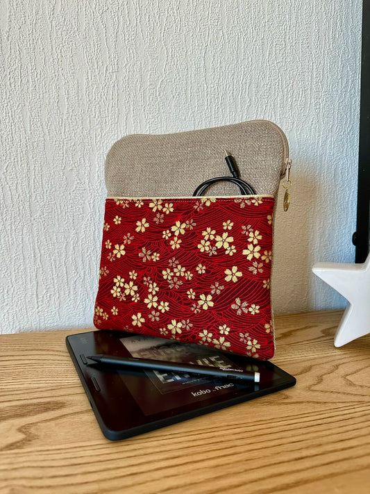 La pochette liseuse en lin et tissu japonais Sakura rouge et doré, format 8 pouces.