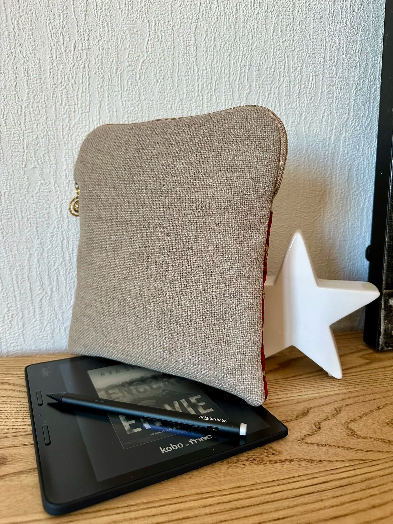 Le dos de la pochette liseuse en lin et tissu japonais Sakura rouge et doré, avec Kobo Sage.