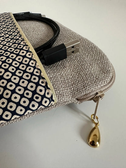 Vue détaillée de l'ouverture zippée de la pochette liseuse en lin et tissu japonais bleu Shibori.  