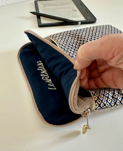 L'intérieur de la pochette liseuse en lin et tissu japonais bleu Shibori.