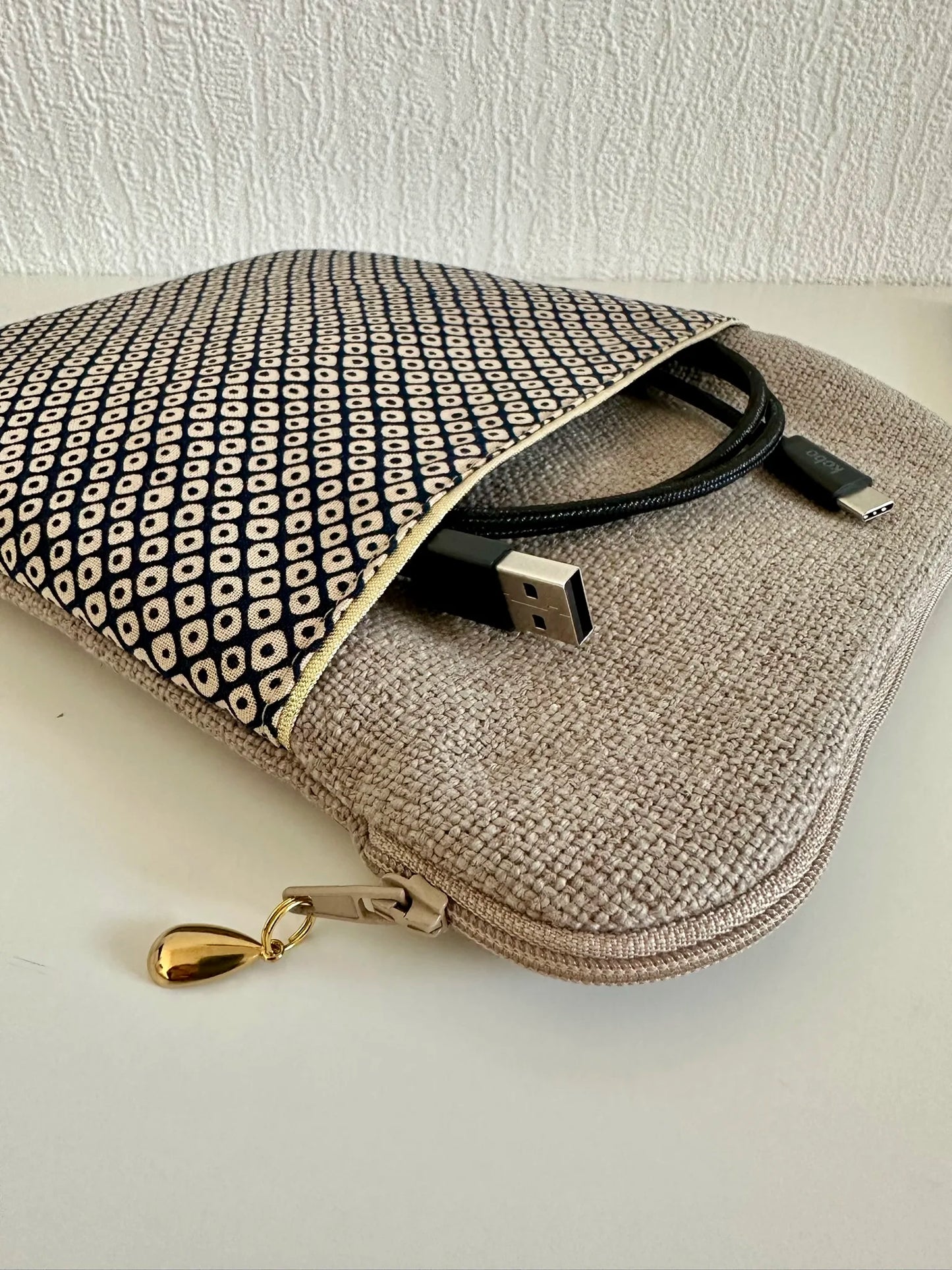 La poche avant de la pochette liseuse en lin et tissu japonais bleu Shibori.