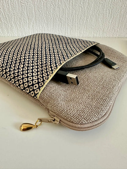 La poche avant de la pochette liseuse en lin et tissu japonais bleu Shibori.