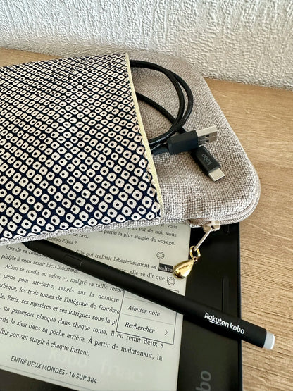 face avant de la pochette liseuse en lin et tissu japonais bleu Shibori.