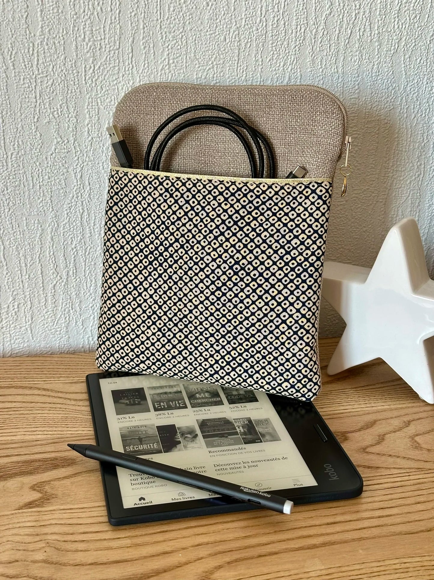 La pochette liseuse en lin et tissu japonais bleu Shibori, présentée avec un Kobo Sage et son stylet.