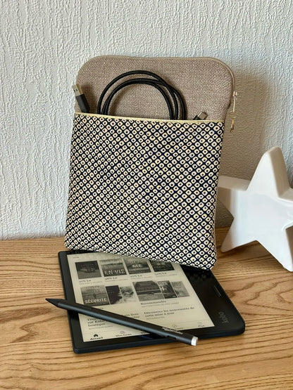 La pochette liseuse en lin et tissu japonais bleu Shibori, présentée avec un Kobo Sage et son stylet.