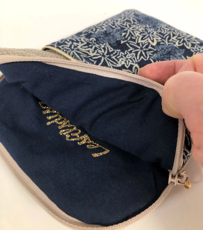 L'intérieur de la pochette liseuse en lin et tissu japonais traditionnel.