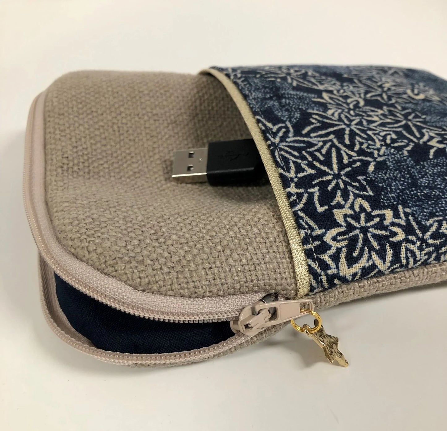 Vue détaillée de l'ouverture élargie de la pochette liseuse en lin et tissu japonais traditionnel.