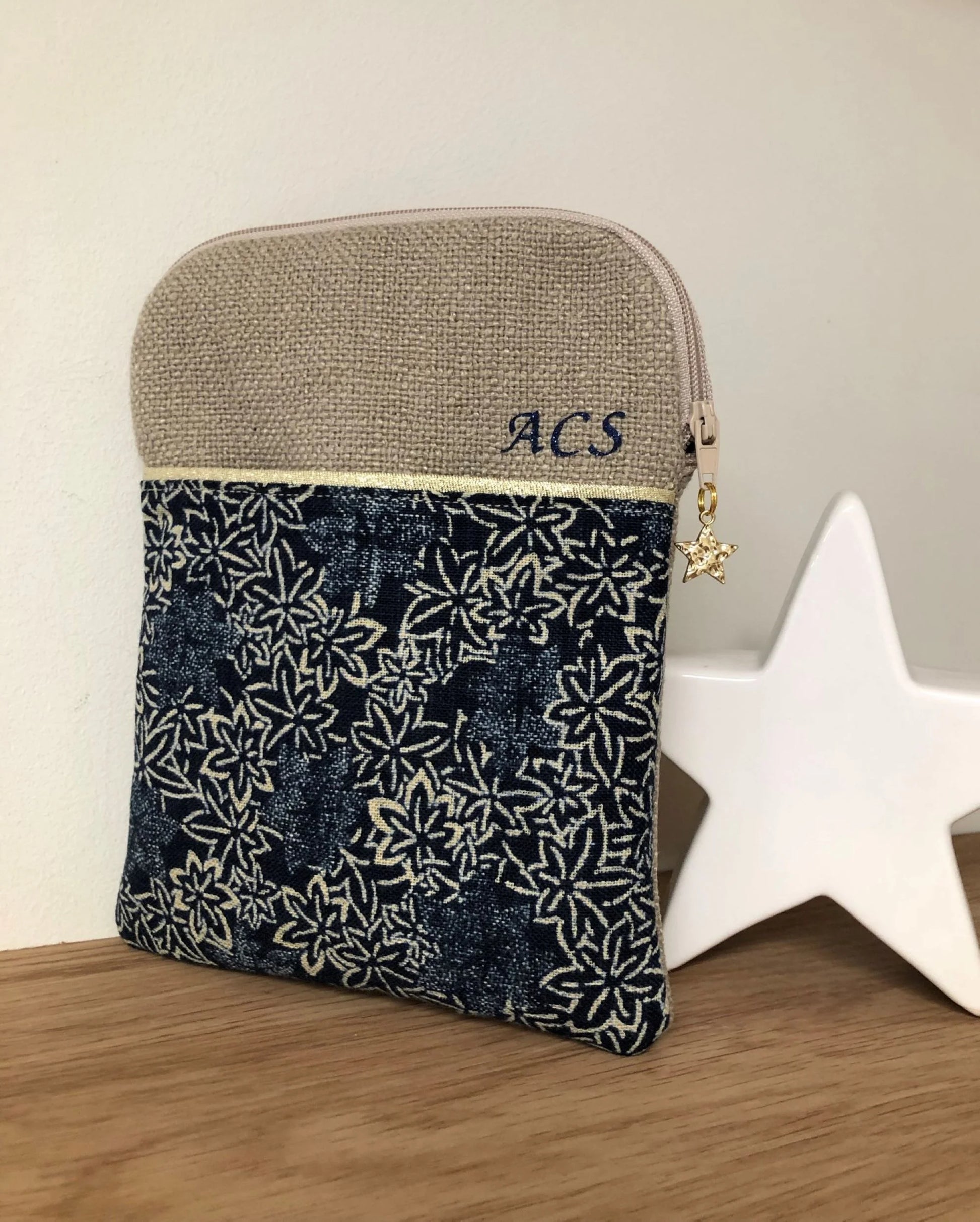 Exemple de personnalisation sur la pochette liseuse en lin et tissu japonais traditionnel.