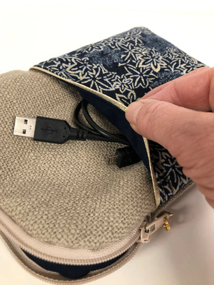 La poche avant de la pochette liseuse en lin et tissu japonais traditionnel.