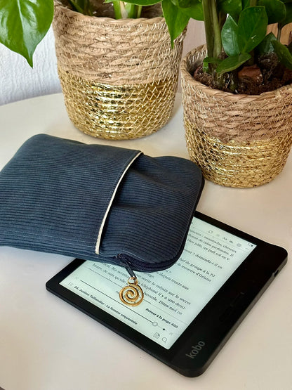  La pochette liseuse en velours cotelé bleu canard et la Kobo Libra 2.