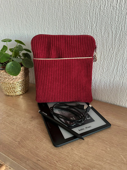 La pochette liseuse en velours cotelé bordeaux, format 8 pouces avec Kobo sage.