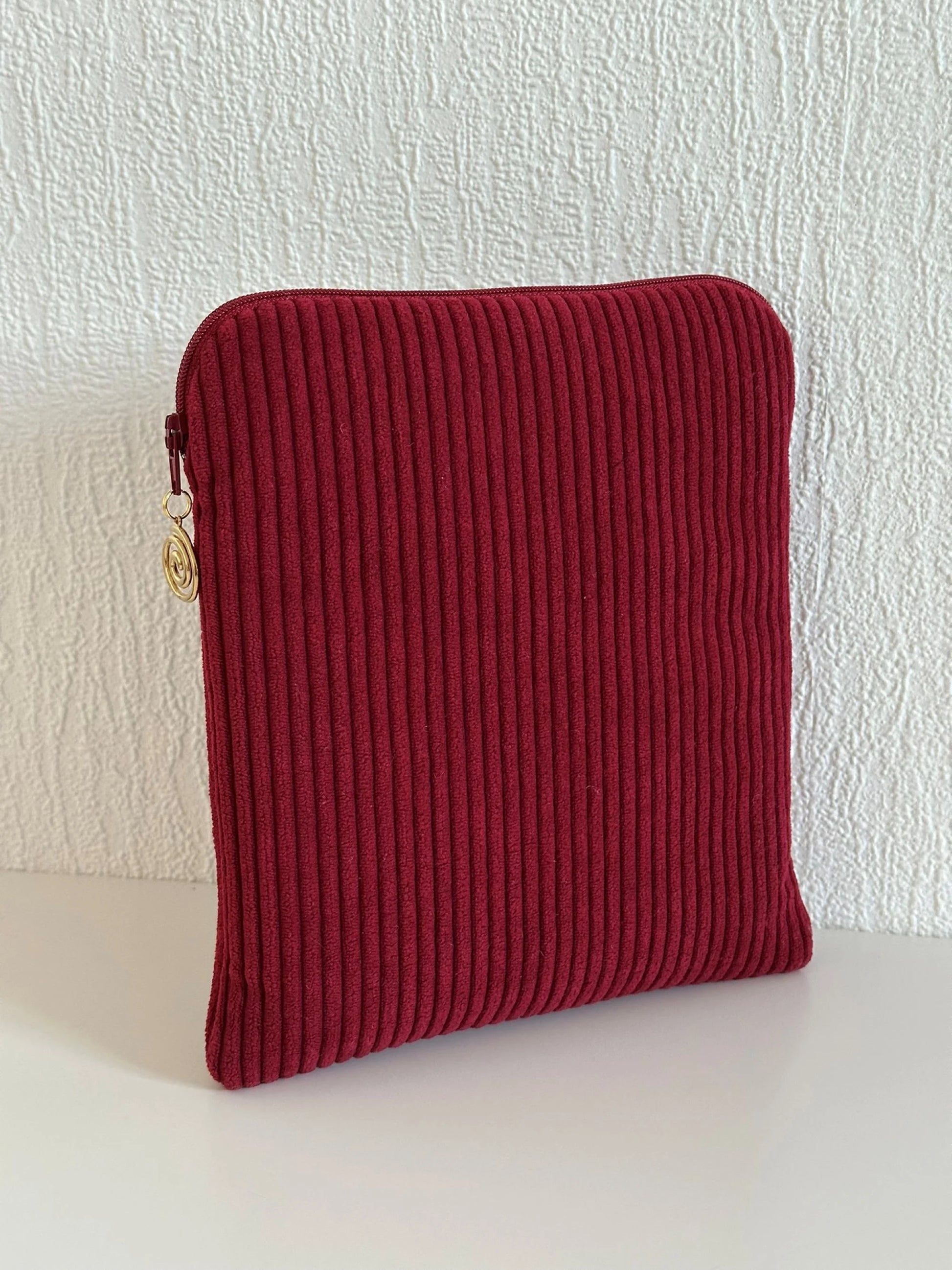 Le dos de la pochette liseuse en velours cotelé bordeaux.