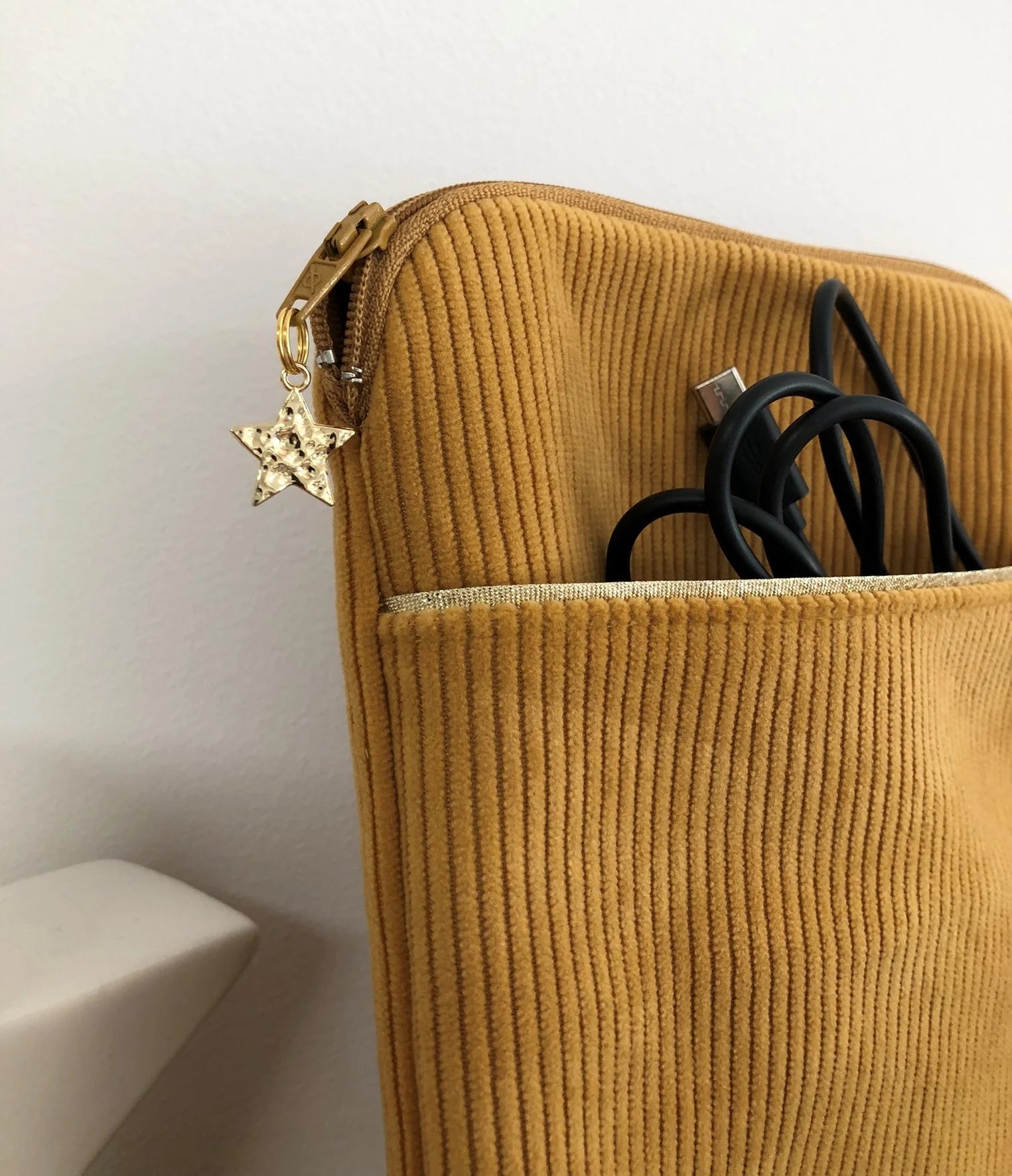 Pochette Liseuse en velours cotele jaune moutarde Lesfilsdisa