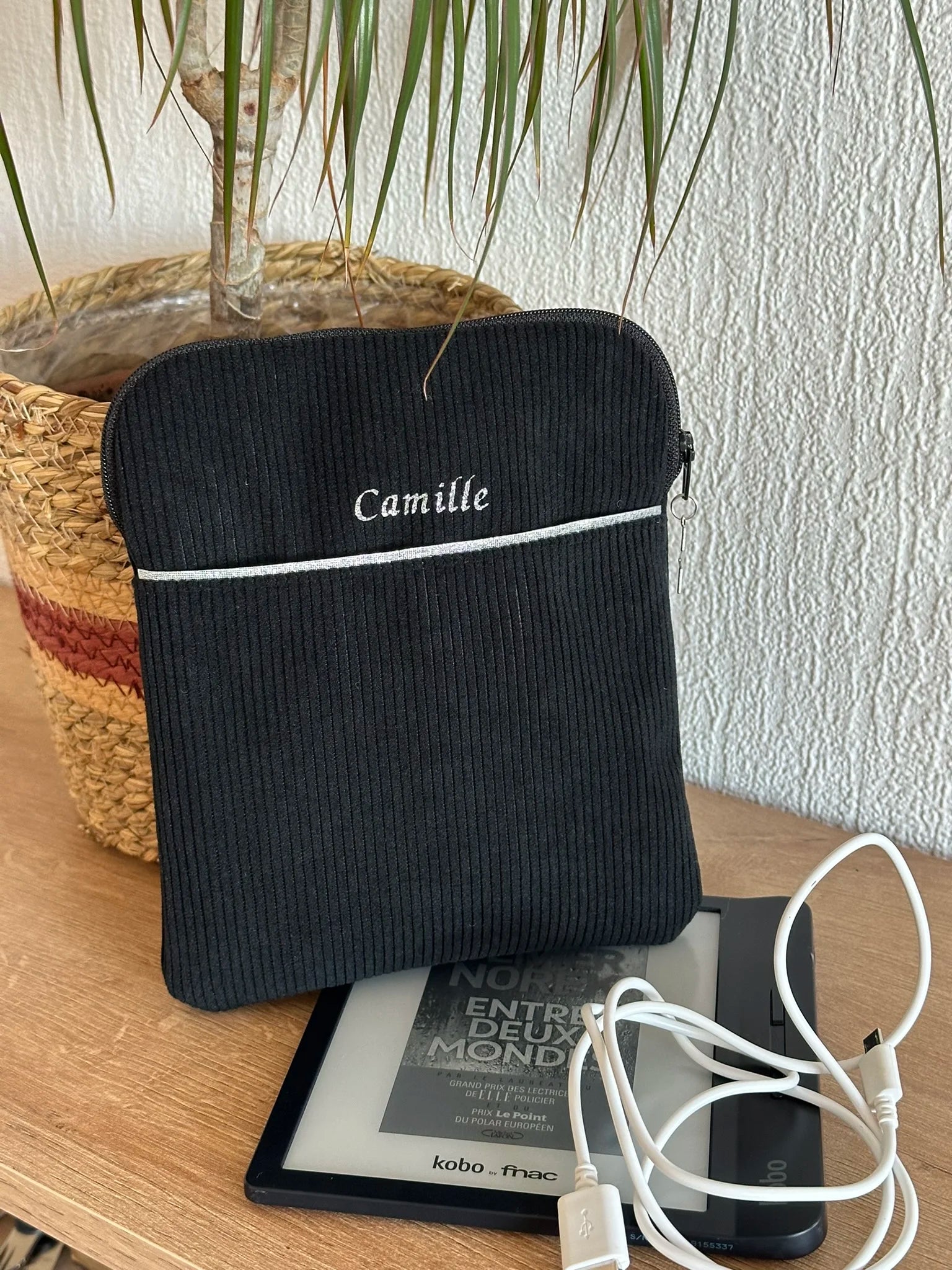 Exemple de personnalisation extérieure de la pochette liseuse en velours cotelé noir.