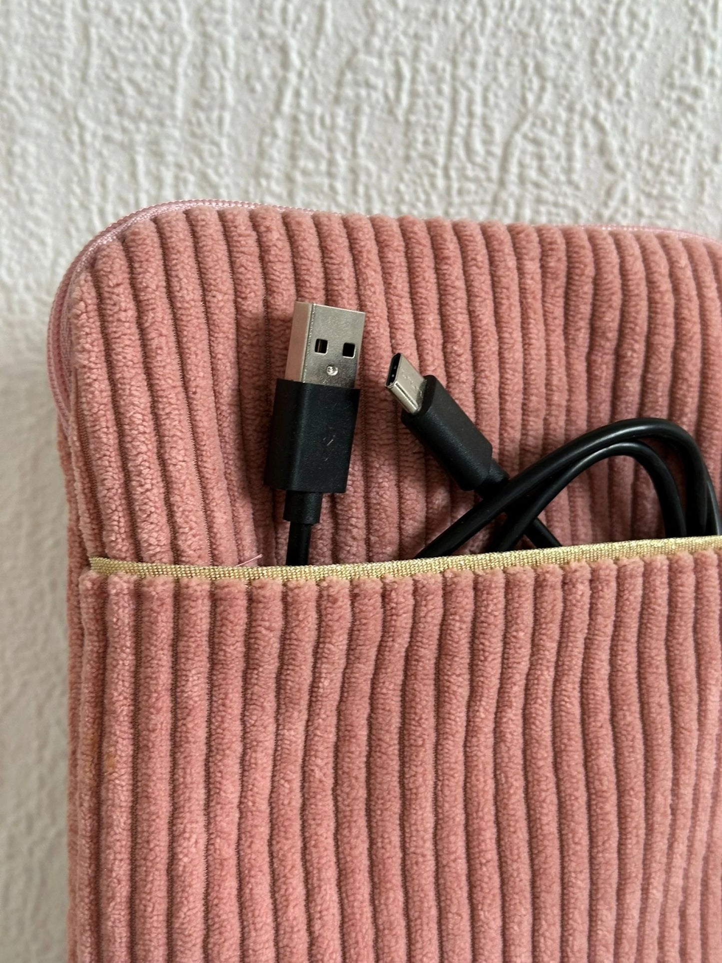 La poche avant de la pochette liseuse en velours cotelé rose blush .