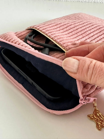 La doublure intérieure de la pochette liseuse en velours cotelé rose blush .