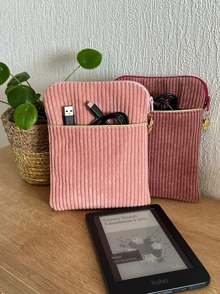 La pochette liseuse en velours cotelé rose blush  devant la pochette vieux rose.