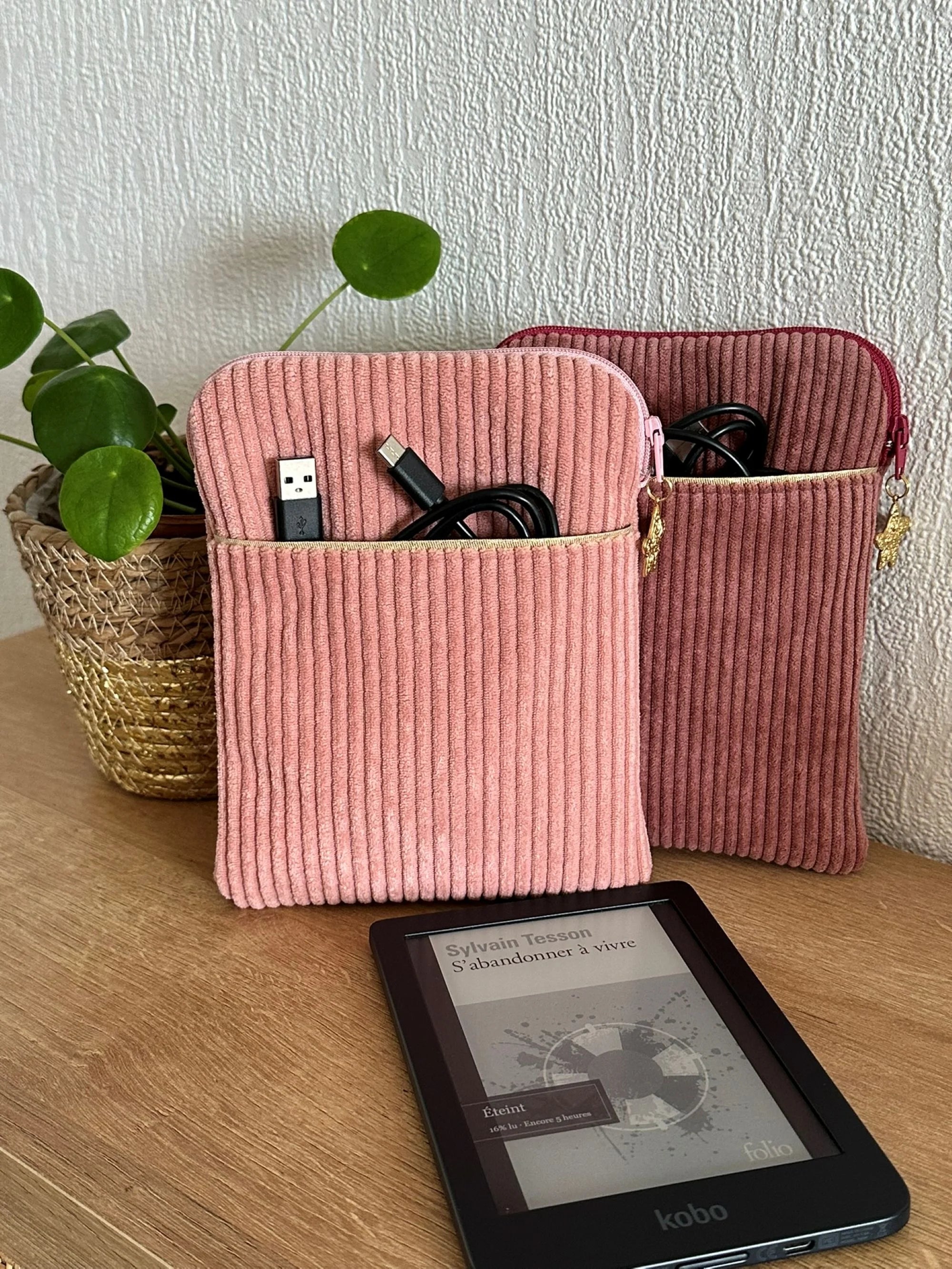 La pochette liseuse en velours cotelé rose blush  devant la pochette vieux rose.