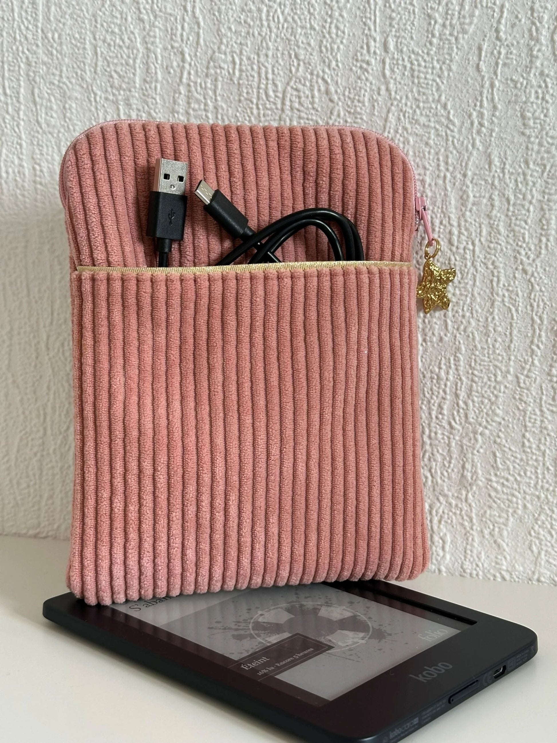 La pochette liseuse en velours cotelé rose blush vue de face.