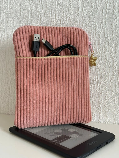 La pochette liseuse en velours cotelé rose blush vue de face.