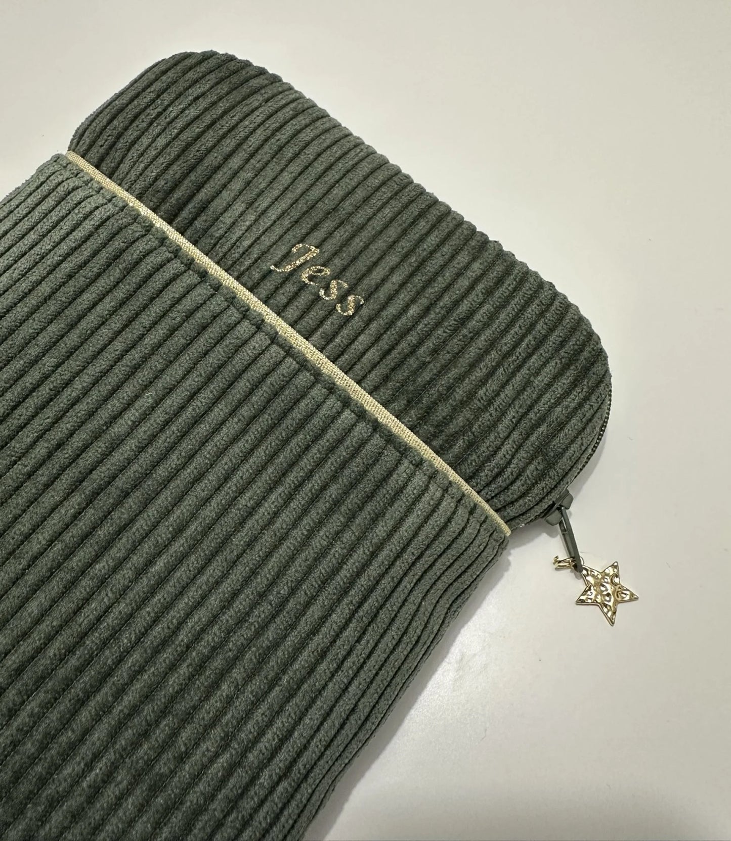 Exemple de personnalisation extérieure de la pochette liseuse en velours cotelé vert kaki.