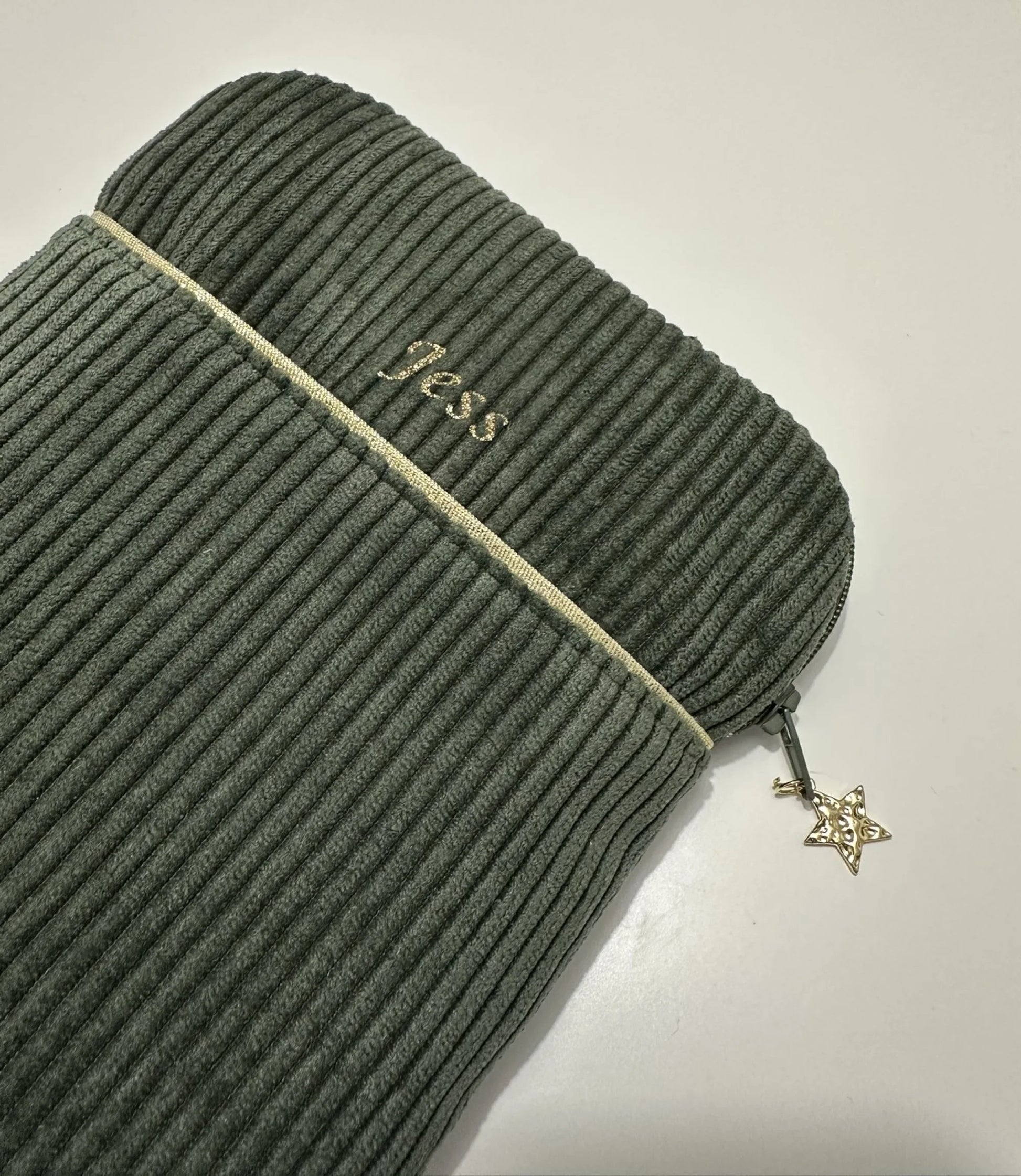 Exemple de personnalisation extérieure de la pochette liseuse en velours cotelé vert kaki.