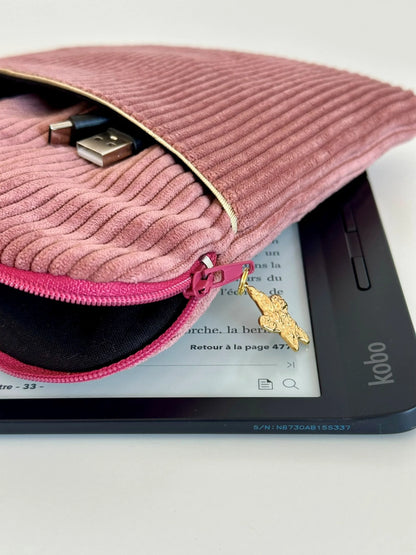 Aperçu de l'intérieur en tissu coton doux de la pochette liseuse en velours cotelé vieux rose.