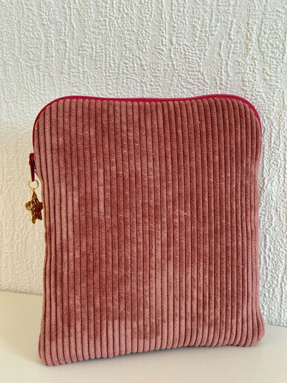 Le dos de la pochette liseuse en velours cotelé vieux rose.