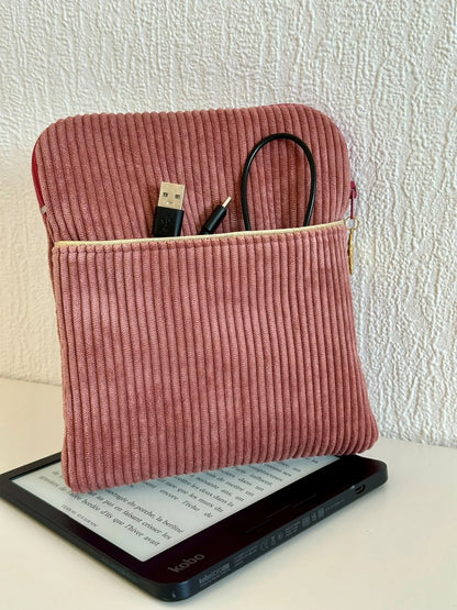 La pochette liseuse en velours cotelé vieux rose, vue de face.