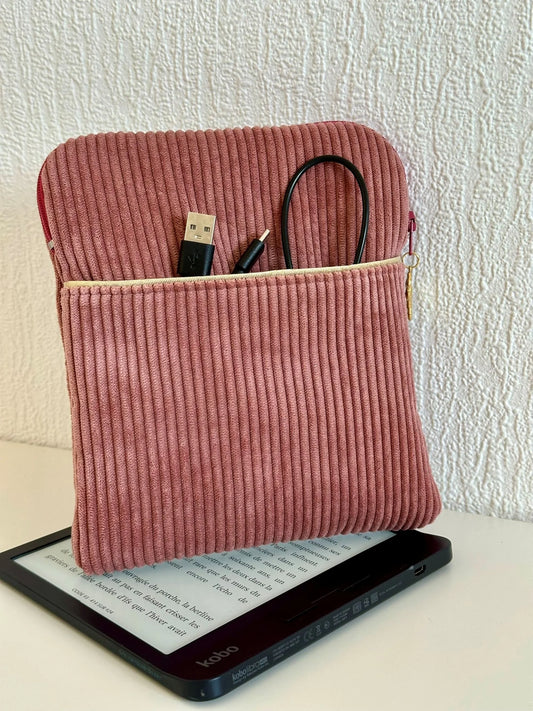 La pochette liseuse en velours cotelé vieux rose, vue de face.